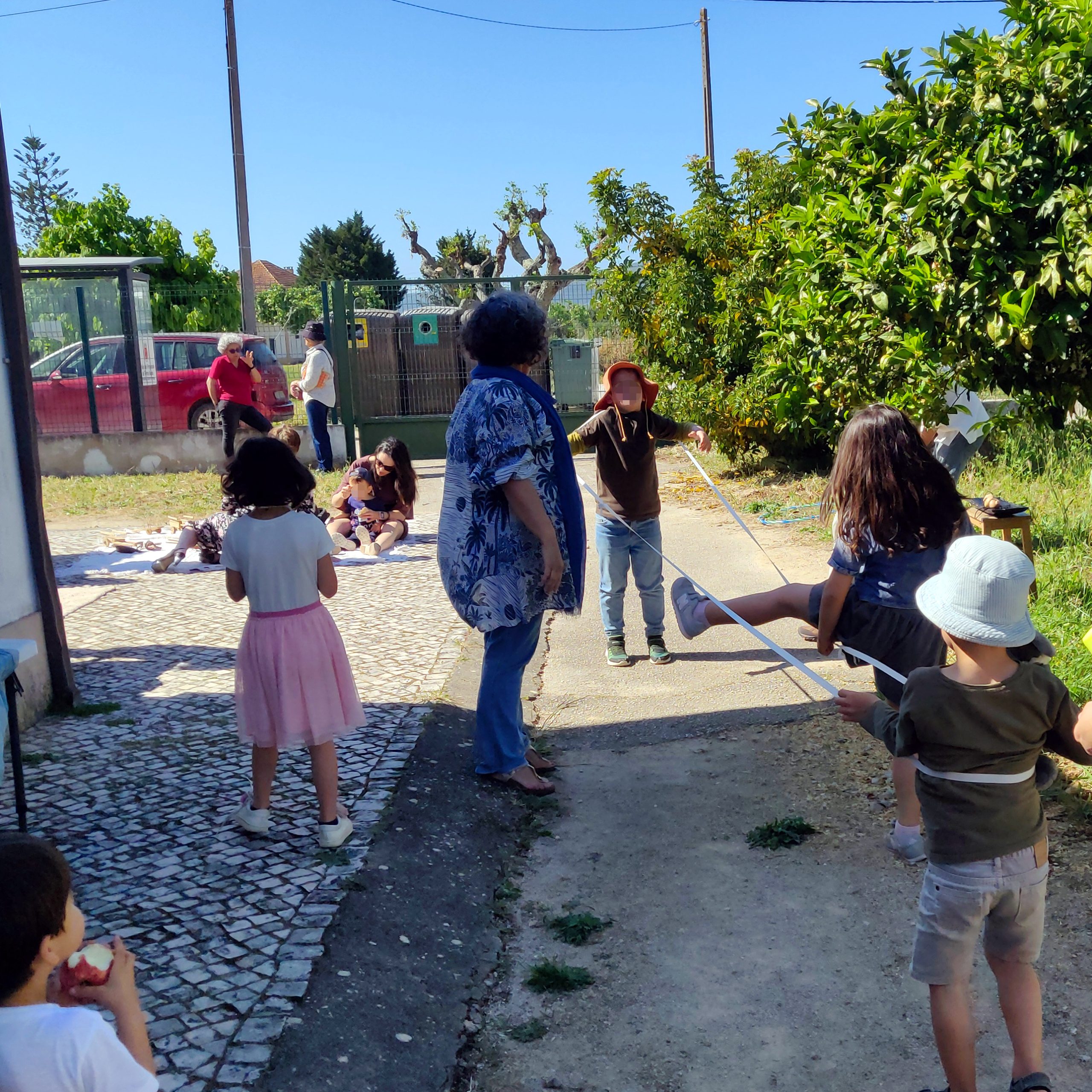 Crianças em idade pré-escolar a brincar nas Sementes em Liteiros, Torres Novas